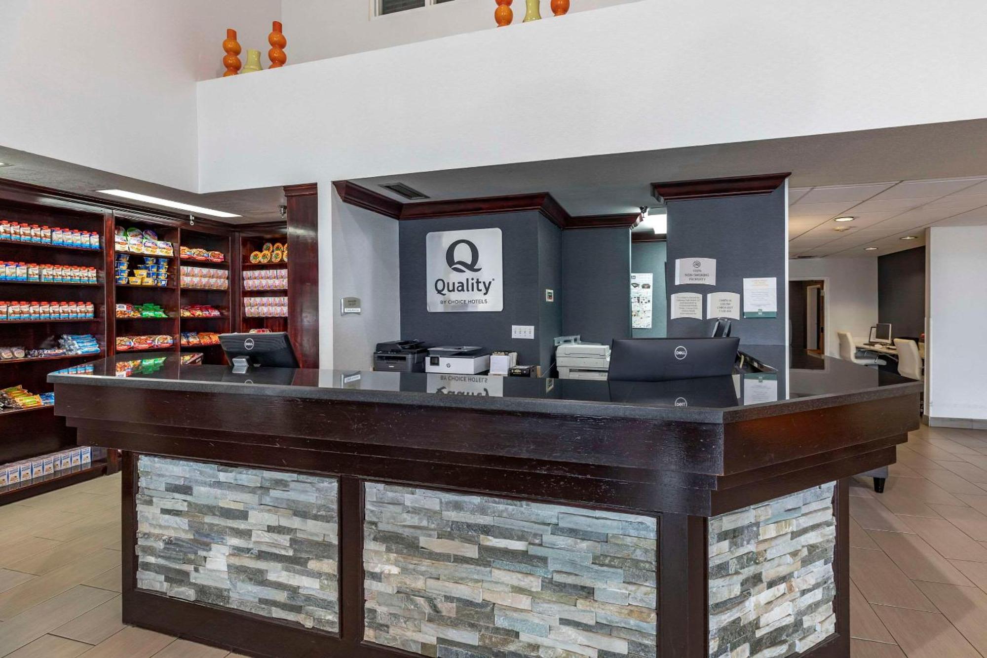 Quality Inn & Suites Denver Airport - Gateway Park Аурора Екстериор снимка